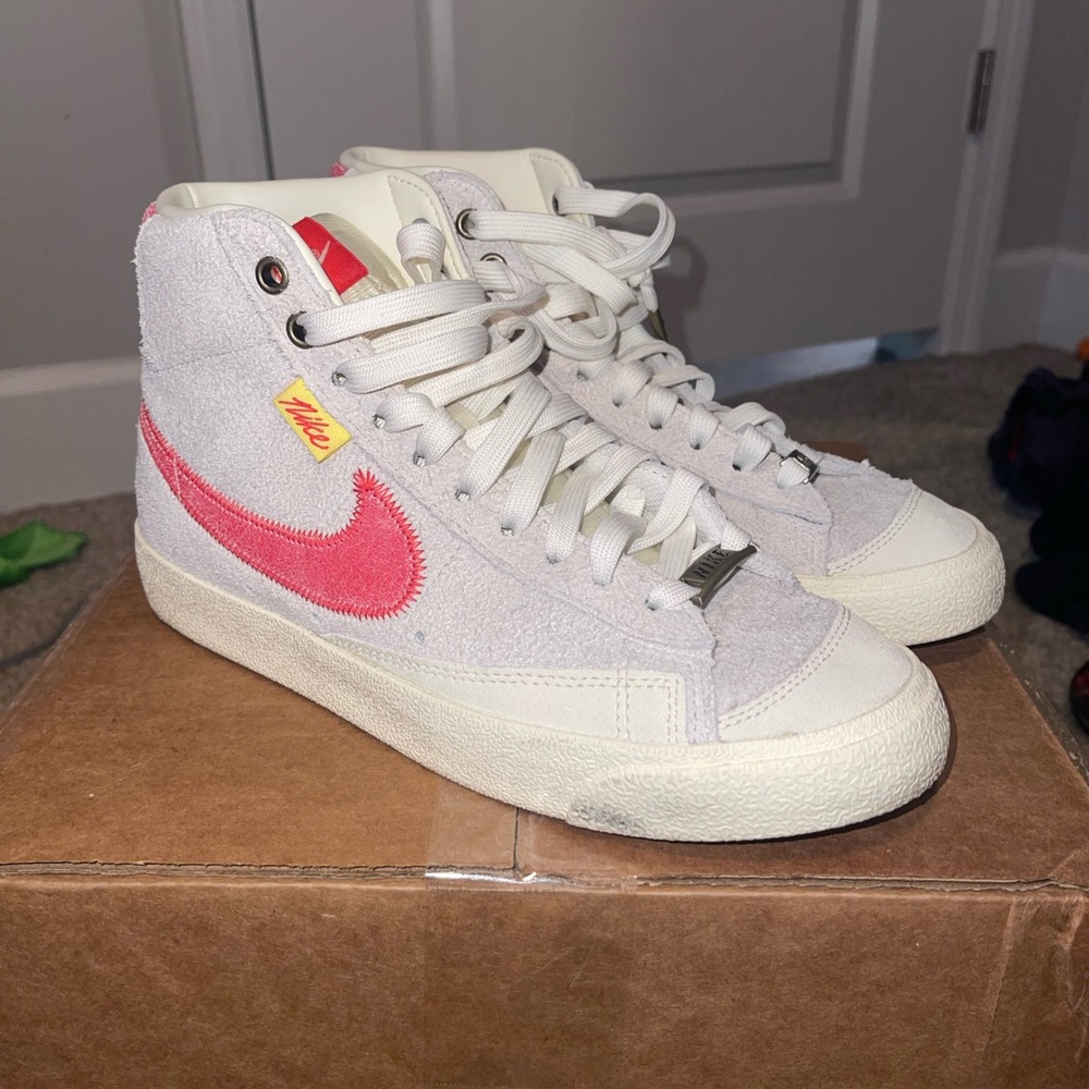 NIKE BLAZERS